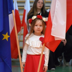 SZKOŁA W KARNICACH UCZCIŁA MAJOWE ŚWIĘTA